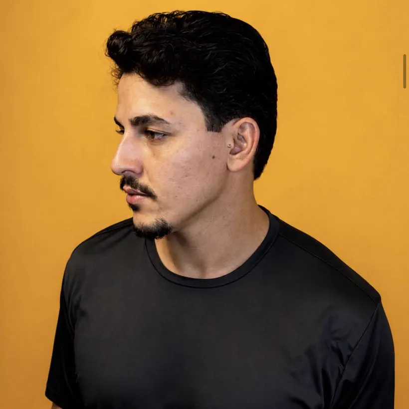 Cliente de perfil com corte e barba feitos na Barbearia 08
