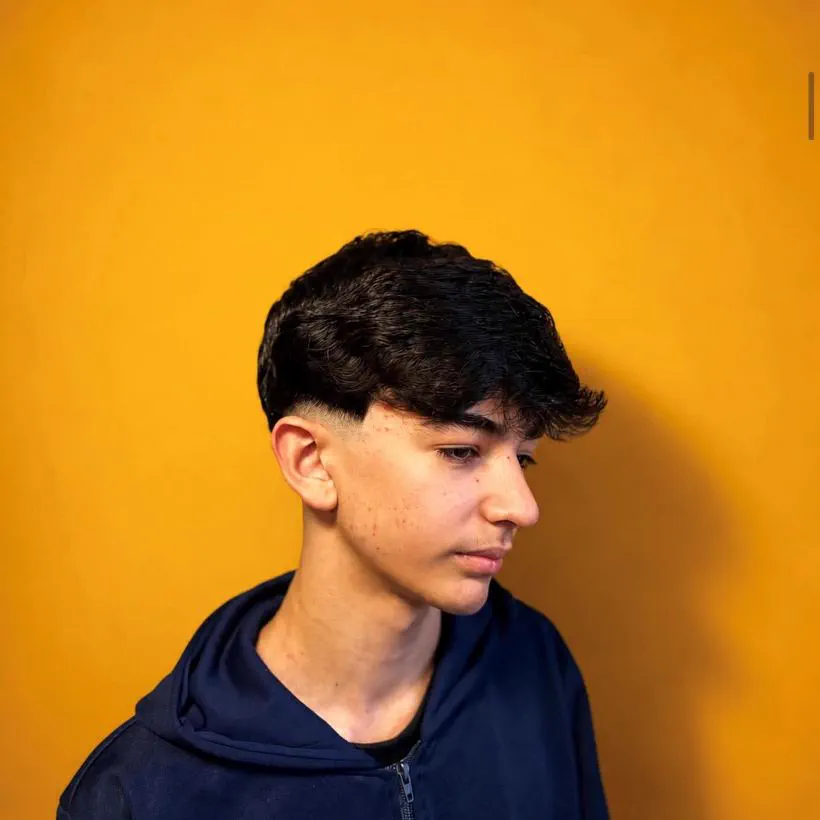 Adolescente com corte de cabelo feito na Barbearia 08